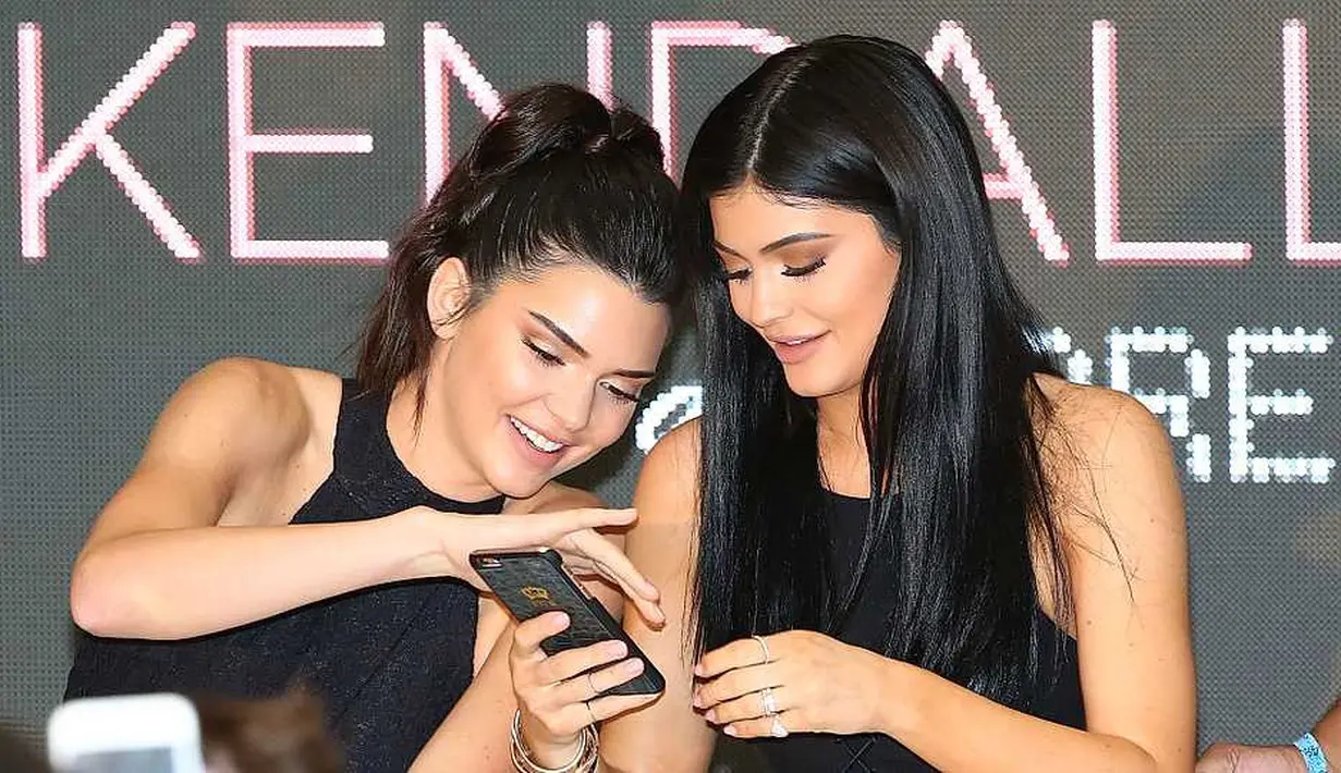 Kini hubungan Kendall Jenner dan Kylie Jenner sendiri pun membaik seiring berjalannya waktu. (Heat magazine - Getty Images)