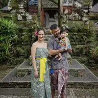 Keluarga Rio Dewanto dan Atiqah Hasiholan tampak begitu kompak saat mengenakan pakaian khas Bali. (Foto: instagram.com/riodewanto)