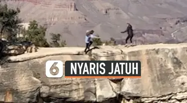 Momen menegangkan terjadi saat seorang remaja dan ibunya akan mengambil gambar di Grand Canyon, Arizona, AS. Tiba-tiba, remaja tersebut terpeleset yang membuatnya nyaris terjatuh dari tebing.