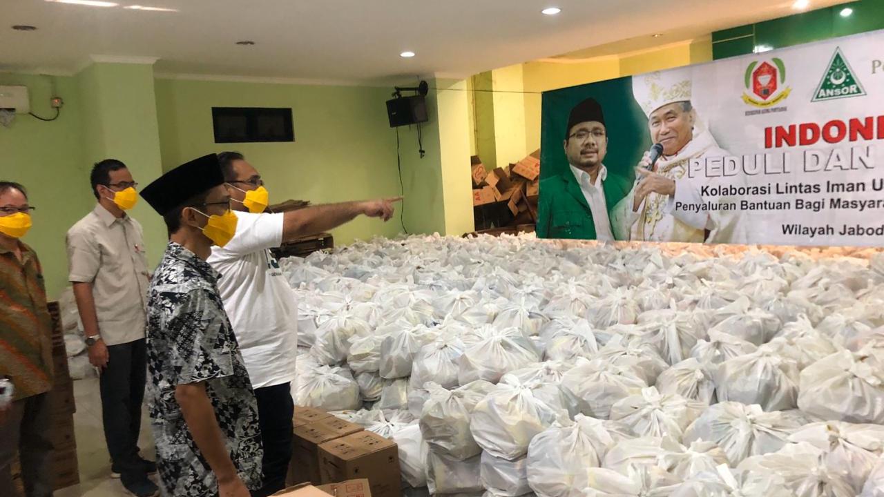 Pemberian sembako dari GP Ansor dan organisasi lain.