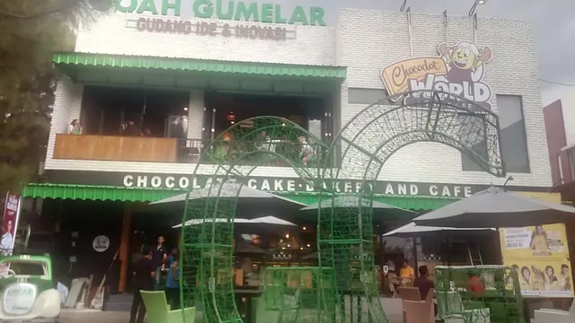 Semangat Pagi Jelang Pesta Makan 1 Ton Cokelat Seharian