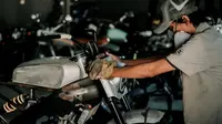 Proses pembuatan motor custom "Aka-Tombo" (Deus Ex Machina)