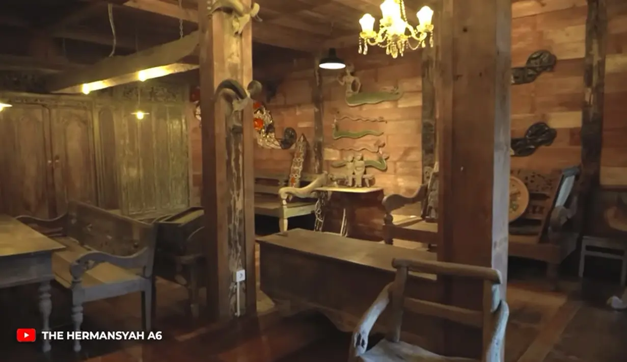 Tiang-tiang besar sebagai penyangga rumah Ahmad Dhani yang hampir semua dinding menggunakan kayu tebal. Beberapa parabot seperti meja dan kursi menggunakan parabot model kuno. [Youtube/The Hermansyah A6]
