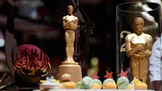 Patung Oscar bertabur emas terbuat dari coklat ditampilkan saat konfrensi pers Ballars Governor Awards di Dolby Theatre, California, (15/2). Coklat tersebut akan disajikan pada malam Academy Awards ke-91. (Kevork Djansezian / Getty Images / AFP)
