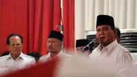 Ketua Dewan Pembina Partai Gerindra, Prabowo Subianto (kanan), memberikan pernyataan saat upacara pelepasan jenazah Alm Suhardi di kantor DPP Partai Gerindra, Jakarta, (29/8/2014). (Liputan6.com/Helmi Fithriansyah)