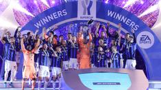 Pemain Inter Milan mengangkat trofi Piala Super Italia 2022/2023 setelah berhasil mengalahkan AC Milan pada laga yang berlangsung di Stadion Internasional King Fahd, Riyadh, Arab Saudi, pada Kamis (19/1/2023) dini hari WIB. Tiga gol Nerazzurri dicetak oleh Federico Dimarco (10'), Edin Dzeko (21&rsquo;), dan Lautaro Martinez (78&rsquo;). (AFP/Giuseppe Cacace)