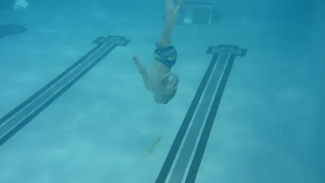 Siapa sangka diusianya yang masih 3 tahun, ia sudah lincah berenang hingga kedalaman 1,5 meter.