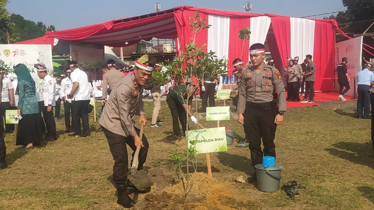 Wakil Kapolda Riau Brigjen Kasihan Rahmadi menanam pohon di Pekanbaru sebagai rangkaian menanam 45 ribu pohon di Riau.