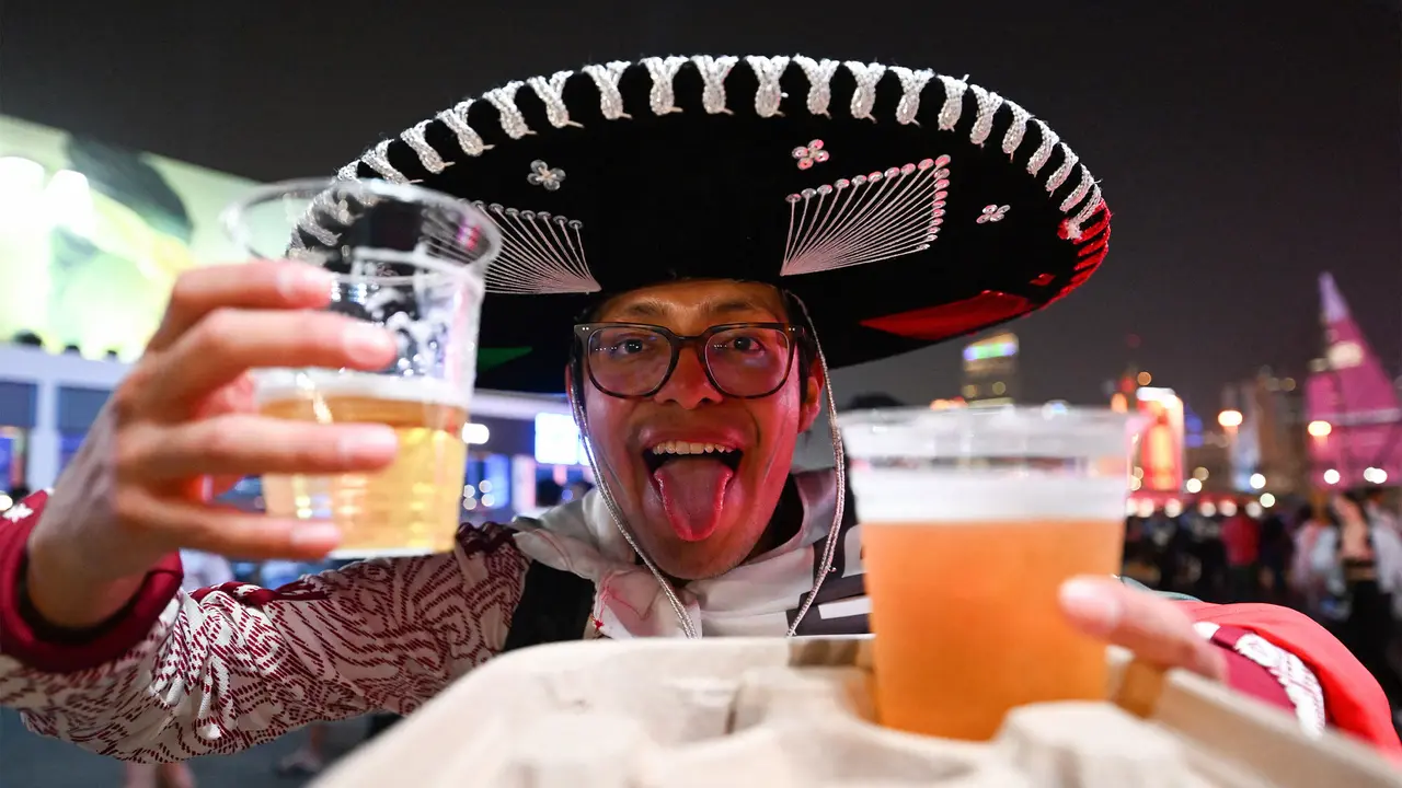 Ilustrasi Orang Minum Alkohol di Pembukaan FIFA Fan Festival Piala Dunia (AFP/Kirill Kudrayavtsev)