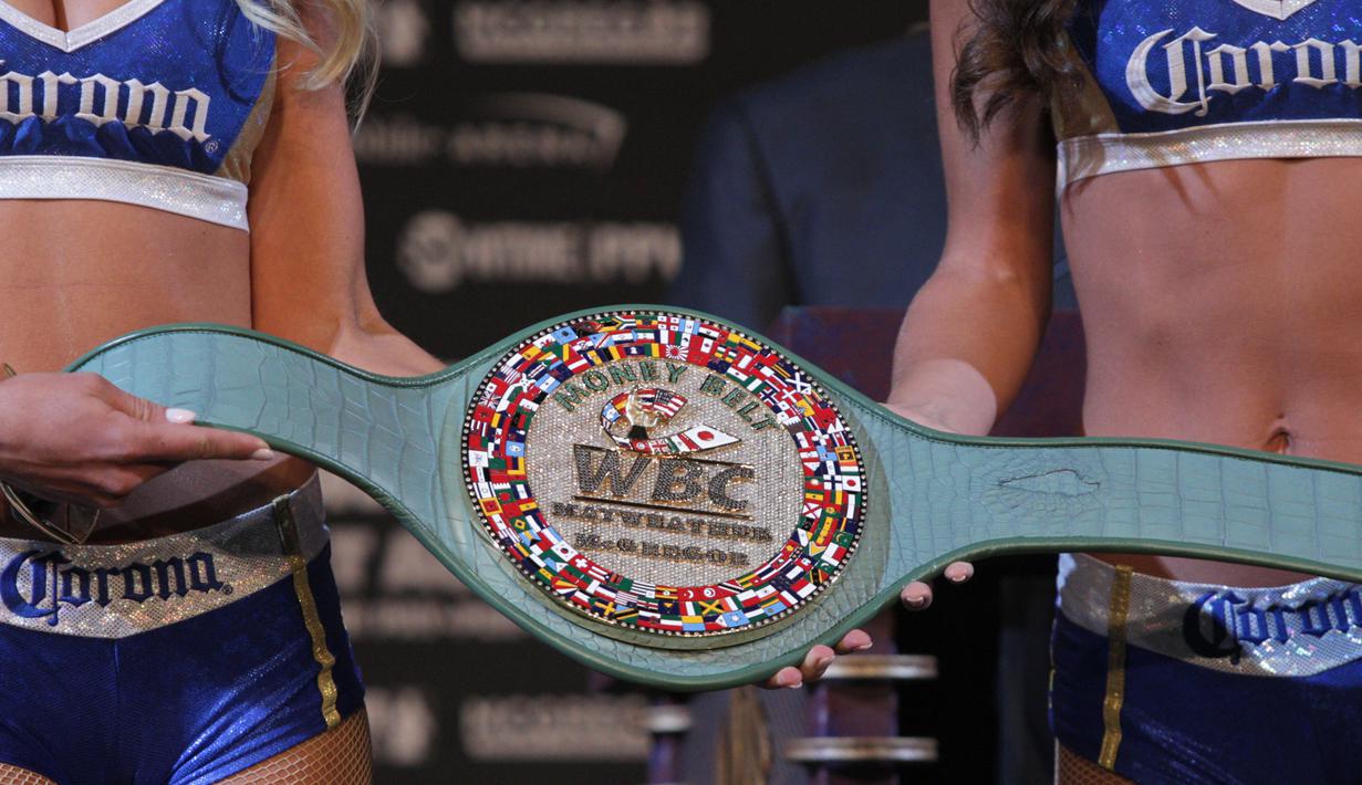 Sabuk WBC yang akan menjadi rebutan Floyd Mayweather Jr. dan Connor Mcgregor dipajang saat konferensi pers di MGM Grand, Las Vegas, Mayweather, belum pernah kalah dengan mencatatkan 49 kemenangan. (AFP/John Gurzinski)