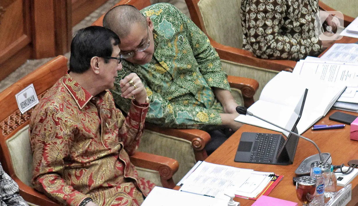 Menteri Hukum dan HAM RI Yasonna Laoly (kiri) mengikuti Rapat Kerja dengan Komisi III DPR RI di gedung Parlemen, Jakarta, Senin (5/12/2022). Rapat kerja membahas RUU tentang pengesahan perjanjian antara Pemerintah Republik Indonesia dengan Pemerintah Republik Singapura tentang ekstradisi buronan. (Liputan6.com/Angga Yuniar)