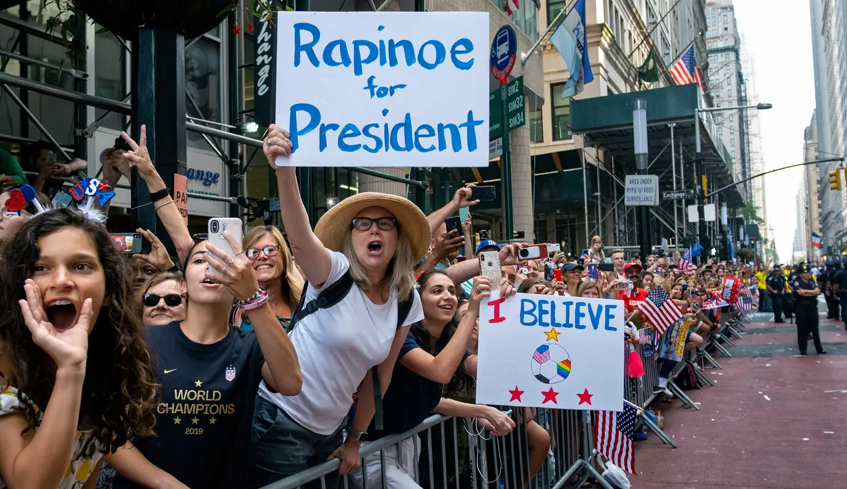 Antusiasme warga menyambut timnas sepak bola wanita Amerika Serikat (AS) saat parade kemenangan Piala Dunia Wanita 2019 di New York, AS, Rabu (10/7/2019). AS menjuarai Piala Dunia Wanita 2019 usai mengalahkan Belanda di final. (AP Photo/Craig Ruttle)