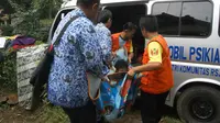 TIM Relawan Anti Pasung (RAP) dan RSJ Grogol mengevakuasi penderita gangguan jiwa korban pemasungan di Kampung Kare’es, Lebak.