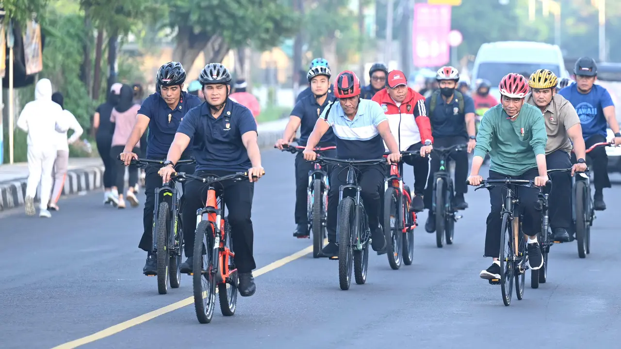 Presiden Joko Widodo atau Jokowi olahraga pagi dengan bersepeda di Kota Mataram, Provinsi Nusa Tenggara Barat (NTB), Rabu (1/5/2024).