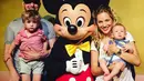 Bersama karakter tokoh Mickey Mouse, keluarga kecil Michael Buble dan Luisana Lopilato tampak sedang menghabiskan waktu bersama. Baik Noah dan adiknya, Elias terlihat takut berada di dekat badut Mickey Mouse tersebut. (Instagram/michaelbuble)