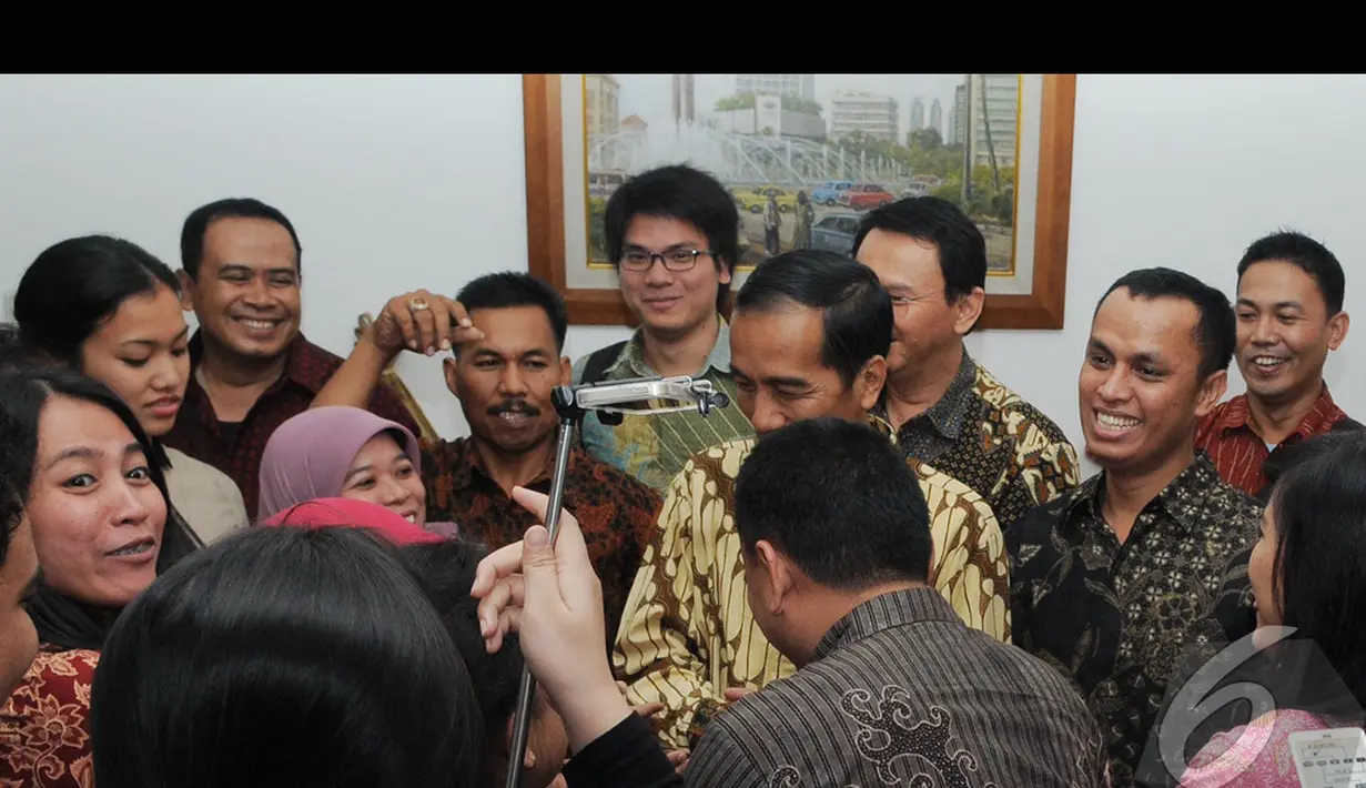 Jokowi dan Ahok terlihat akrab dan membaur bersama para stafnya. Mereka tidak canggung ketika diajak untuk berfoto bersama, Jakarta, Jumat (8/8/2014) (Liputan6.com/Herman Zakharia) 