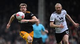 Bek Fulham, Tim Ream (kanan), lahir pada 5 Oktober 1987 dan kini memasuki usia 35 tahun 10 bulan. Pemain asal Amerika Serikat ini masih menjadi pilihan utama Fulham dalam mengantisipasi serangan lawan. Di musim 2023/2024 kali ini, Tim Ream sudah diberikan kesempatan dua kali bermain selama 154 menit bersama klub yang bermarkas di Craven Cottage. (AFP/Justin Tallis)