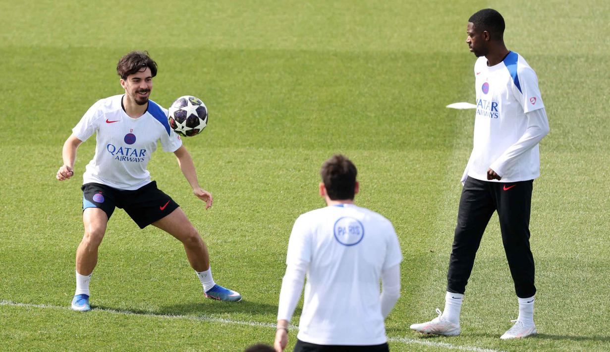 Gelandang Portugal Paris Saint-Germain, Vitinha (kiri) dan penyerang Prancis Paris Saint-Germain, Ousmane Dembele saat mengikuti sesi latihan klub sebelum pertandingan leg pertama semifinal Liga Champions 2025/2026 melawan klub Jerman, Bayern Muenchen, di PSG Campus, Poissy, Barat Laut Paris, pada Senin 27 April 2026. (FRANCK FIFE/AFP)
