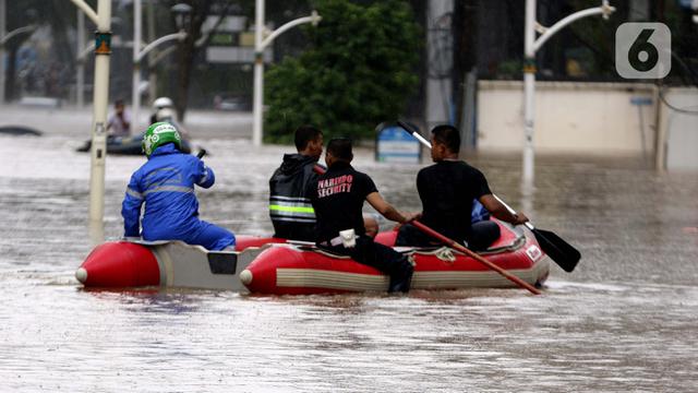 FOTO: Banjir Jakarta, Jalan Kemang Raya Tertutup Air