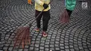 Petugas kebersihan membersihkan sisa sampah usai perayaan Tahun Baru 2019 di Monas, Jakarta, Selasa (1/1). Total sampah di DKI Jakarta saat perayaan Tahun Baru 2019 mencapai 327 ton. (Liputan6.com/Faizal Fanani)