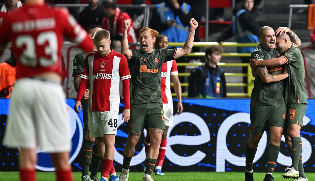 Royal Antwerp yang kembali tampil di Liga Champions 2023/2024 setelah terakhir tampil pada 1957, berlaga di Grup H dan harus menderita dua kekalahan dari Barcelona dan Shakhtar Donetsk. Pada matchday pertama Royal Antwerp yang bertandang ke kandang Barcelona (20/9/2023) menyerah dengan skor telak 0-5. Sementara pada matchday kedua saat menjamu Shakhtar Donetsk (4/10/2023) Royal Antwerp kalah tipis 2-3. (AFP/John Thys)