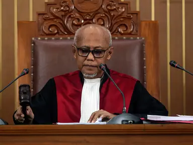 Hakim tunggal Achmad Guntur memimpin jalannya sidang permohonan praperadilan tersangka kepemilikan senjata ilegal Kivlan Zen di PN Jakarta Selatan, Selasa (30/7/2019). Hakim Guntur menolak gugatan praperadilan Kivlan Zen. (Liputan6.com/JohanTallo)