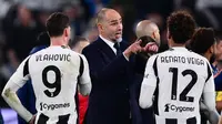 Pelatih baru Juventus, Igor Tudor, memberikan arahan kepada Dusan Vlahovic dan Renato Veiga, saat melawan Genoa, pada laga Liga Italia, di Allianz Stadium, Turin, Minggu (30/3/2025) dini hari WIB. (AFP/Marco Bertorello)