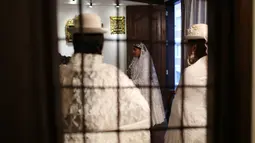 Sejumlah model wanita mengenakan gaun pengantin di Museum Desain Pakaian Ana Palza di La Paz, Bolivia (20/5). Pameran ini menampilkan sejumlah rancangan gaun pengantin tradisional. (AP Photo/Juan Karita)