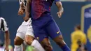 Pemain Juventus Tomas Rincon berebut bola udara dengan pemain Barcelona, Nelsinho saat bertanding pada ICC 2017 di Stadion MetLife di East Rutherford, N.J. (22/7). Barcelona menang atas Juventus dengan skor 2-1. (AP Photo / Julio Cortez)