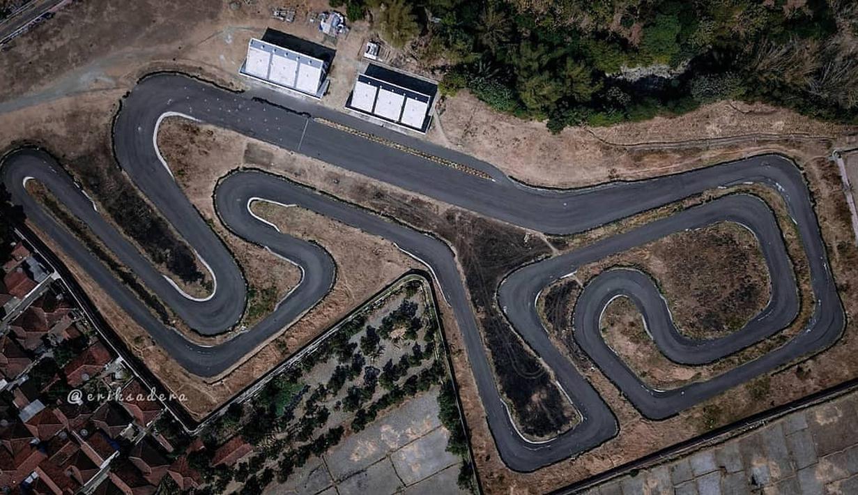 Sirkuit Cibatu yang terletak di Majalengka, Jawa Barat ini biasa digunakan untuk event balap road race Vespa, motor matic, dan motor bebek. Treknya terbilang sangat rapat, sehingga sangat rentan bagi pembalap yang mengalami kecelakaan akan berpindah ke jalur di sebelahnya. Area sirkuit ini dekat dengan spot paralayang, sehingga para penonton bisa menonton balap sambil melihat aksi paralayang. (Source: Facebook/Inimah_majalengka)