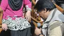 Ketua Kwarnas Pramuka, Adhyaksa Dault membasuh kaki sang ibu di Taman Wiladatika Cibubur, Jakarta, Rabu (21/12). Memperingati Hari Ibu 2016, Kwarnas Gerakan Pramuka menggelar kegiatan "Membasuh Kaki Ibu" secara massal . (Liputan6.com/Yoppy Renato)