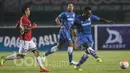 Gelandang Persib Bandung, Michael Essien, menjauhkan bola dari striker Bali United, Irfan Bachdim. Memasuki babak kedua tuan rumah meningkatkan serangan dengan memasukan Michael Essien dan Carlton Cole. (Bola.com/Vitalis Yogi Trisna)