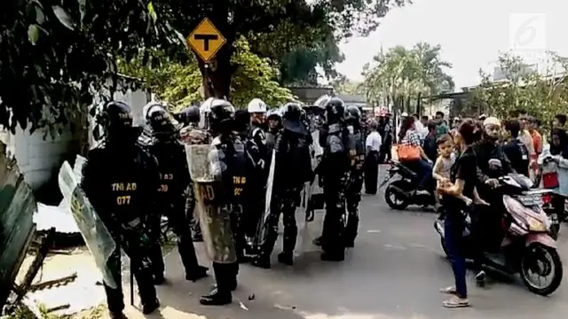 Kodam Jaya mengerahkan aparatnya guna mengosongkan 10 rumah dinas yang berlokasi di komplek Kodam Jatiwaringin, Jakarta Timur. Sejumlah penghuni yang menolak rumahnya dikosongkan sempat melakukan perlawanan