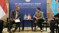 Menteri Luar Negeri RI Retno Marsudi dalam pertemuan bilateral dengan Menteri Luar Negeri Fiji Inia Batikoto Seruiratu di sela-sela kegiatan Forum Demokrasi Bali (Bali Democracy Forum) ke-12 di Nusa Dua, Bali. (Dokumentasi Kemlu RI)