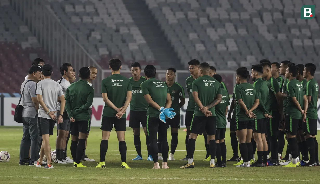 Para pemain Timnas Indonesia mendengarkan arahan dari pelatih Bima Sakti saat latihan di SUGBK, Jakarta, Senin (12/11). Latihan ini persiapan jelang laga Piala AFF 2018 melawan Timor Leste. (Bola.com/Vitalis Yogi Trisna)