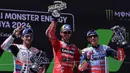 Pebalap Ducati Lenovo, Francesco Bagnaia (tengah) bersama Jorge Martin (kiri) dan Marc Marquez merayakan kemenangan usai balapan MotoGP Catalunya 2024, Minggu (26/4/2024). (LLUIS GENE/AFP)