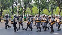 Polisi Kerahkan Pasukan Penindak dalam aksi demonstrasi buruh di Balai Kota DKI Jakarta. (Merdeka.com/Lydia Fransisca)