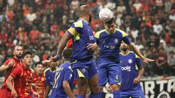 Pemain Arema FC menghalau bola di udara dalam laga persahabatan Persija Jakarta melawan Arema FC yang diselenggarakan di markas kebanggaan Macan Kemayoran, Jakarta International Stadium (JIS), Sabtu (26/7/2025). (Bola.com/Abdul Aziz)