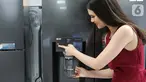 Model mengambil air dari dispenser Lemari es Multi Door LG di sebuah toko elektronik di Jakarta, Rabu (08/09/2021). Perusahaan elektronik asal Korea Selatan, LG memperkenalkan lemari es dilengkapi dengan dispenser air berteknologi UV Nano. (Liputan6.com/Fery Pradolo)