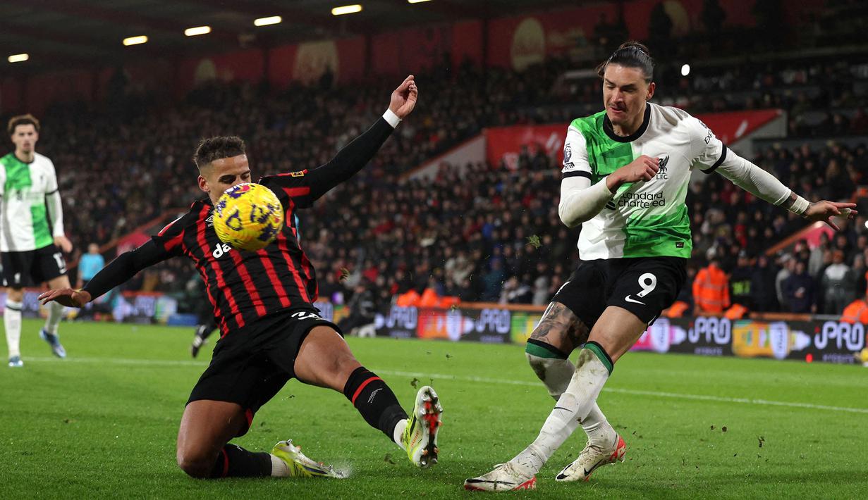 Pemain Liverpool, Darwin Nunez (kanan) berebut bola dengan pemain Bournemouth, Max Aarons pada laga lanjutan Liga Inggris 2023/2024 di Vitality Stadium, Bournemouth, Inggris, Minggu (21/01/2024) waktu setempat. (AFP/Adrian Dennis)