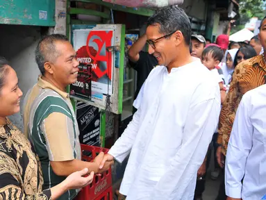 Cawagub DKI Jakarta, Sandiaga Uno bersalaman dengan warga saat mengunjungi kawasan Tendean, Jakarta, Sabtu (5/11). Dalam kampanyenya di kawasan itu, Sandiaga berjanji akan memberdayakan ibu-ibu melalui pembukaan lapangan kerja. (Liputan6.com/Angga Yuniar)