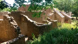 Ilalang tumbuh di sekitar deretan pondok yang ditinggalkan dan bobrok di 'desa hantu' Tyneham, Dorset, Inggris, 8 Juli 2018. Desa ini diambil alih pemerintah Inggris pada 1943 untuk persiapan Peristiwa D-day pada perang dunia II. (AP Photo/Jerry Harmer)