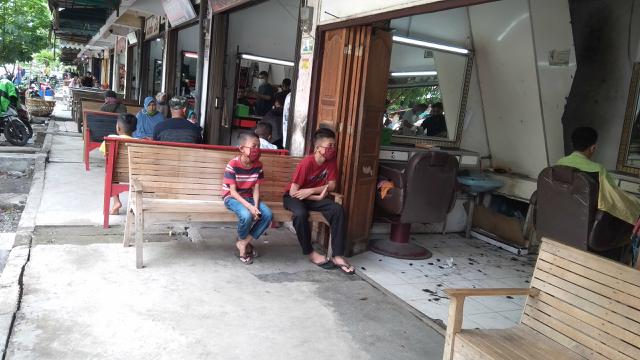 Anak-anak mengantri untuk pangkas rambut (Liputan6.com/Rino Abonita)