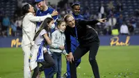 Pelatih Chelsea, Thomas Tuchel, berbincang dengan anaknya saat perayaan gelar juara Liga Champions di Stadion Dragao, Porto, Minggu (30/5/2021). Chelsea menang 1-0 atas City. (Pierre Philippe Marcou/Pool via AP)