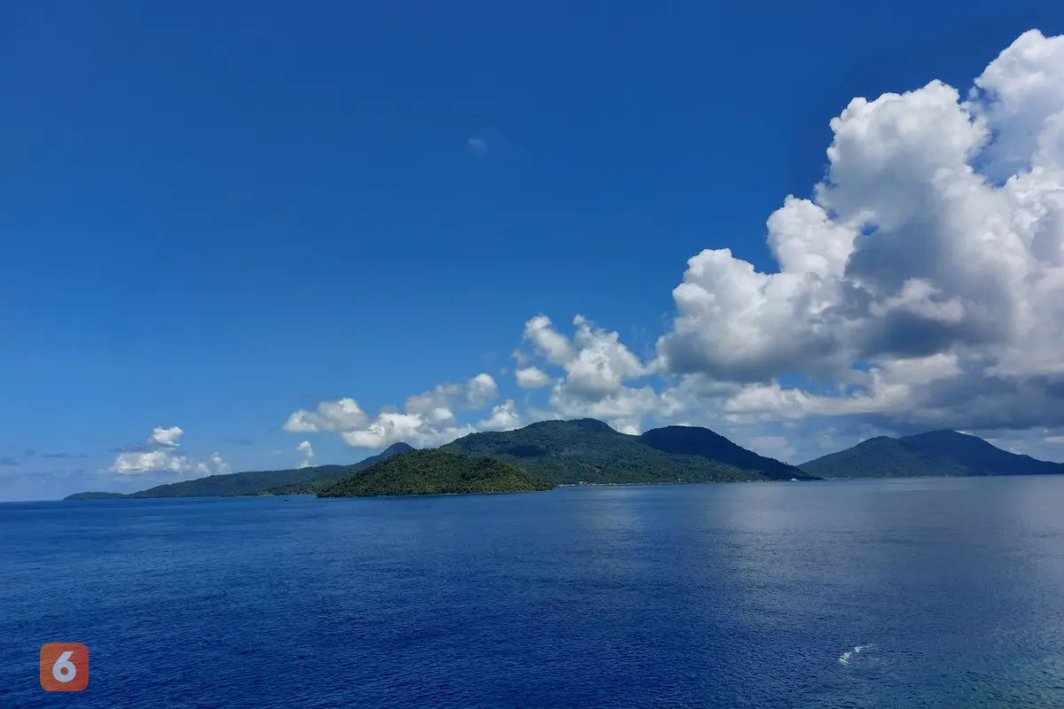 Pemandangan ke arah Pulau Tiga, Natuna