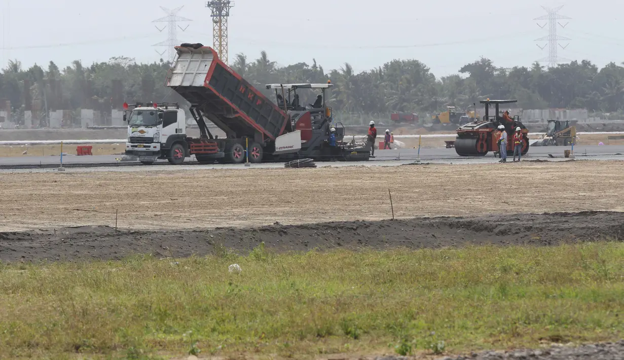 Aktivitas pekerja menyelesaikan jalur penghubung menuju landasan pacu atau runway Bandara Internasional Yogyakarta, Kulon Progo, DI Yogyakarta, Rabu (24/4). Landasan pacu Bandara Internasional Yogyakarta memiliki panjang 3.250 meter dengan lebar 45 meter. (Liputan6.com/Helmi Fithriansyah)