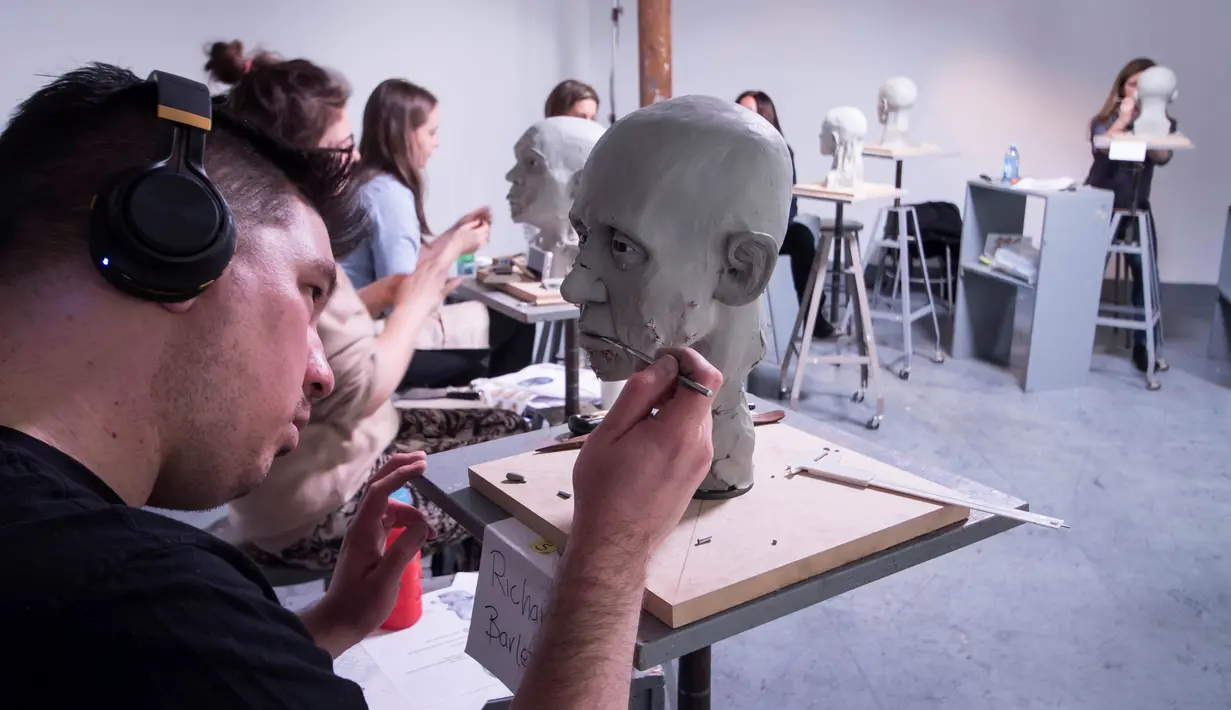Siswa menyelesaikan bagian mulut patung wajah orang mati dari tanah liat di New York, AS pada  bulan Januari 2016. Patung dibuat dengan harapan dapat menemukan identitas orang yang mati. (Courtesy the New York Academy of Art/Handout via REUTERS)
