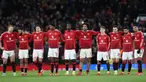 Para pemain Manchester United berjejer selama adu penalti dalam pertandingan putaran kelima atau 16 besar Piala FA 2024-2025 melawan Fulham di stadion Old Trafford, Inggris, pada Minggu (2/3/2025) malam WIB. (Darren Staples/AFP)