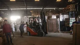 Kotak ransum makanan yang disediakan oleh Program Pangan Dunia (WFP) siap didistribusikan kepada warga Gaza di pusat distribusi di desa Al-Zawayda, di tengah-tengah Jalur Gaza, pada 27 Oktober 2025. (BASHAR TALEB/AFP)