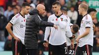 Manajer Manchester United Erik ten Hag memberikan instruksi kepada Donny van de Beek, Cristiano Ronaldo, dan Diogo Dalot dalam laga melawan Aston Villa pada pekan ke-15 Liga Inggris di Stadion Villa Park, Birmingham, Minggu, 6 November 2022. (Geoff Caddick / AFP)